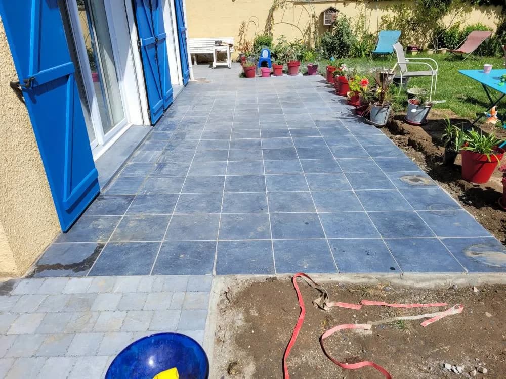 Création terrasse pierre bleue Douai (59) — photo 1