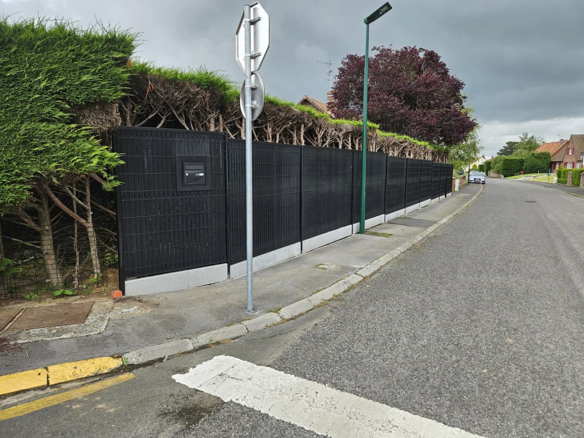 Pose d’une clôture rigide avec lattes PVC à Roost-Warendin (59) par Demaesenier Paysage — photo 1