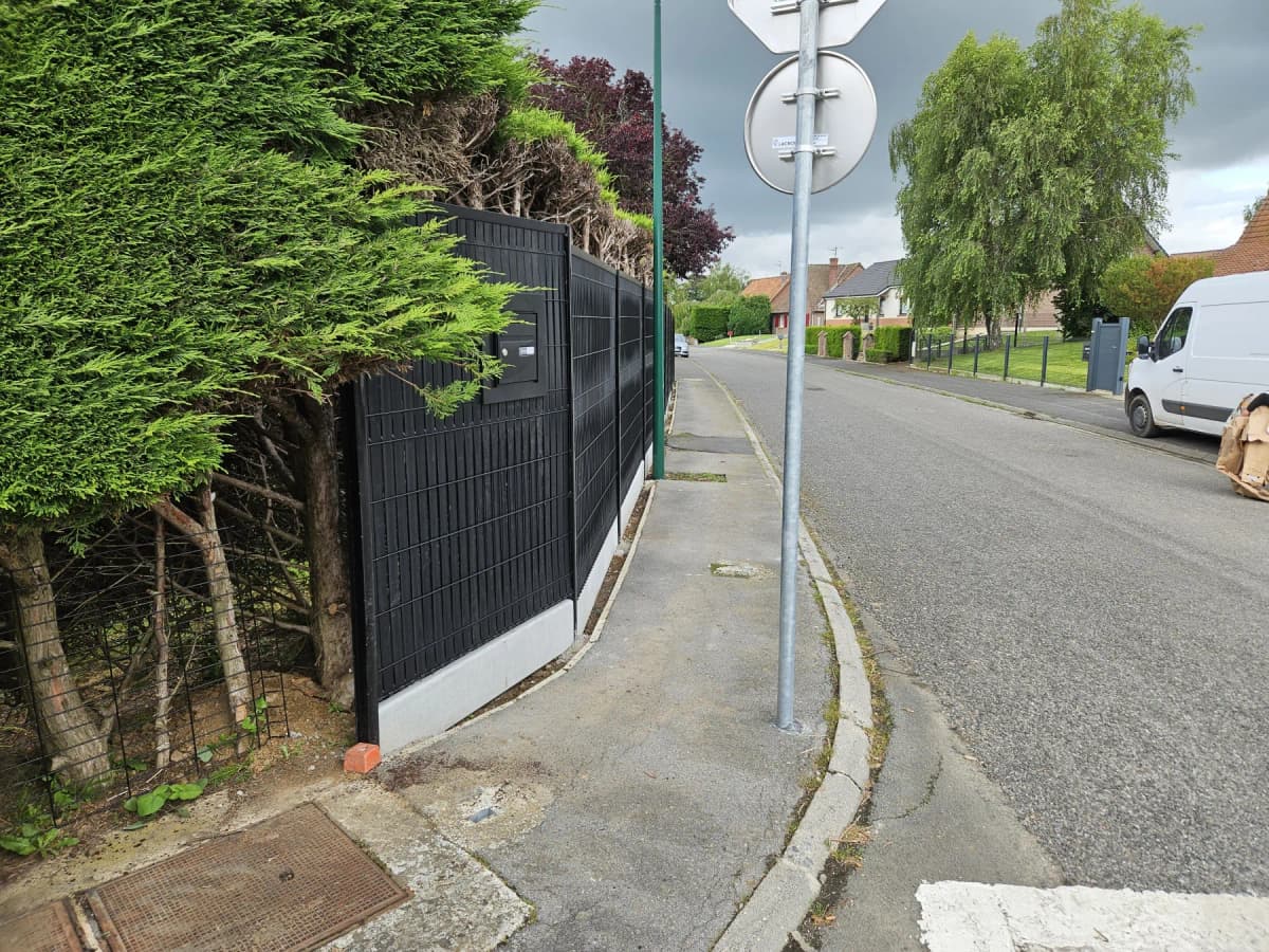 Pose d’une clôture rigide avec lattes PVC à Roost-Warendin (59) par Demaesenier Paysage — photo 4