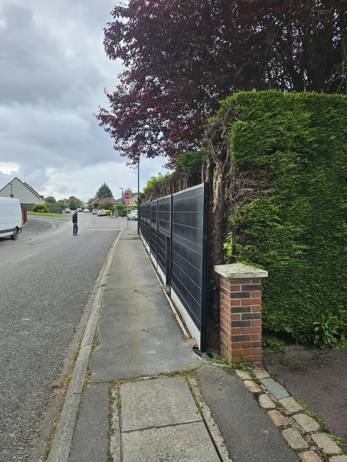 Pose d’une clôture rigide avec lattes PVC à Roost-Warendin (59) par Demaesenier Paysage — photo 2