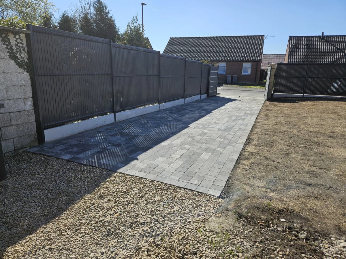 Pavage carrossable en pavé béton à Lens (62) réalisé par Demaesenier Paysages — photo 1