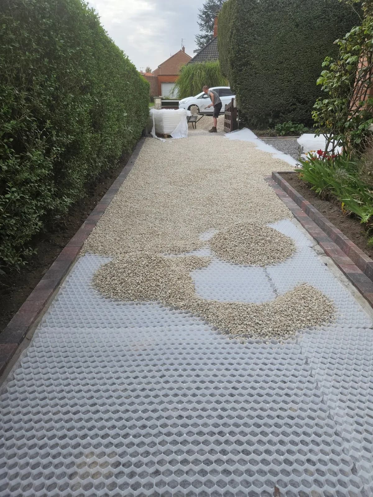 Création d'une allée de garage — Pavés et gravier sur dalle alvéolée — Cambrai (59) — photo 2