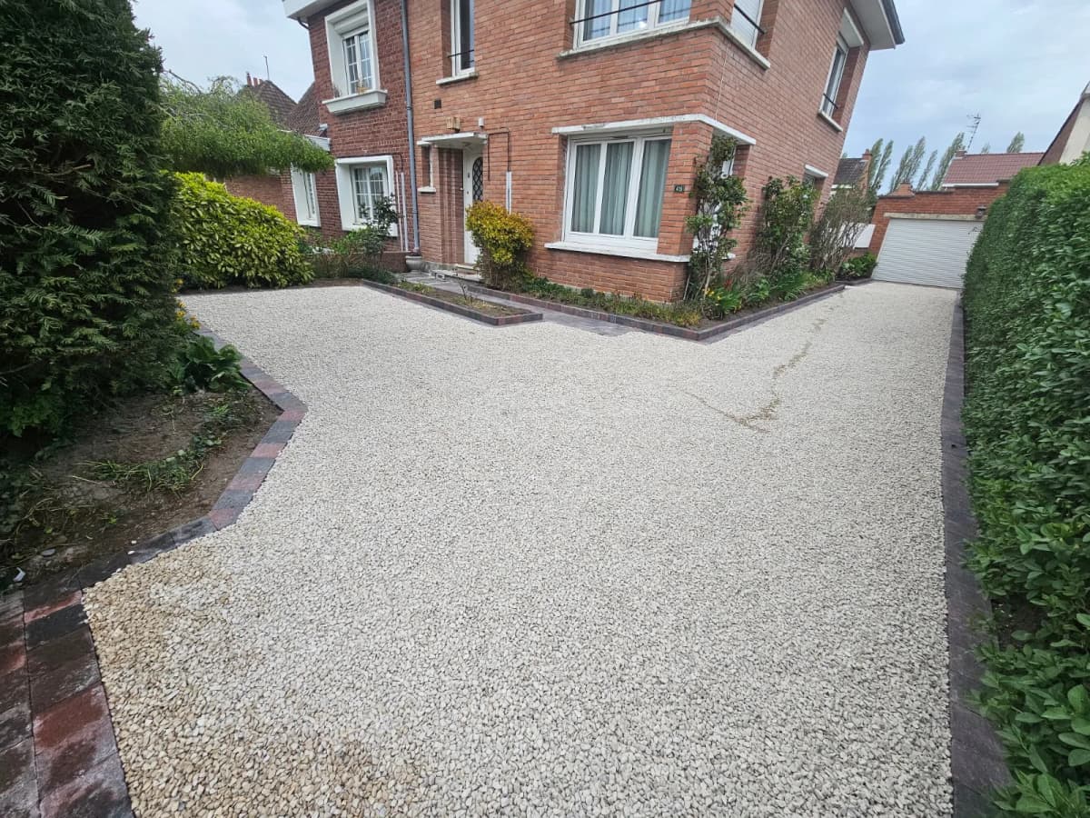Création d'une allée de garage — Pavés et gravier sur dalle alvéolée — Cambrai (59) — photo 3