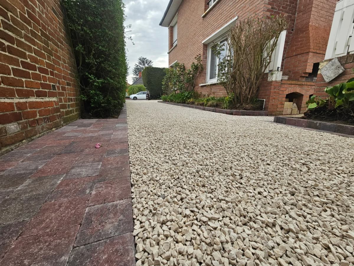 Création d'une allée de garage — Pavés et gravier sur dalle alvéolée — Cambrai (59) — photo 4