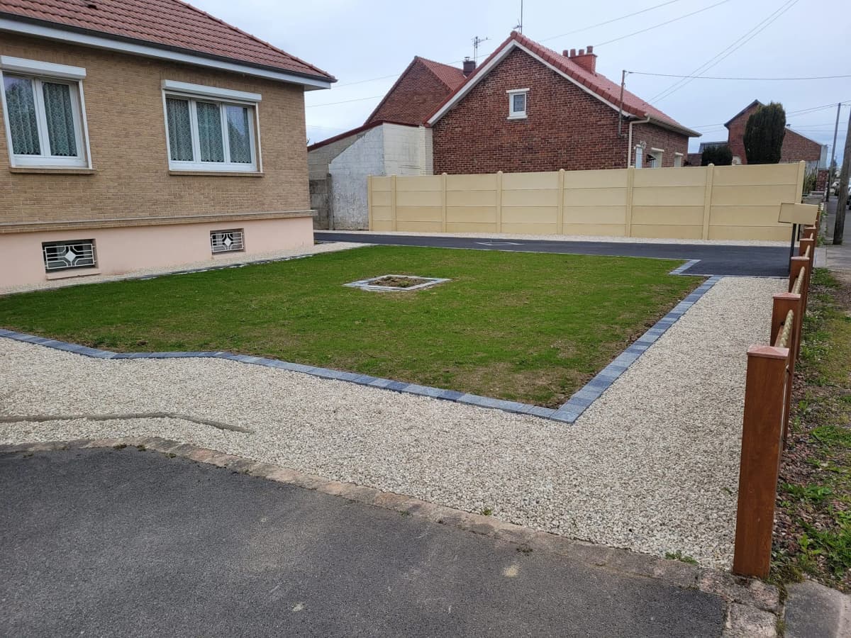 Aménagement complet avant-maison — Enrobé, gravier, clôtures et gazon — Cambrai (59) — photo 2