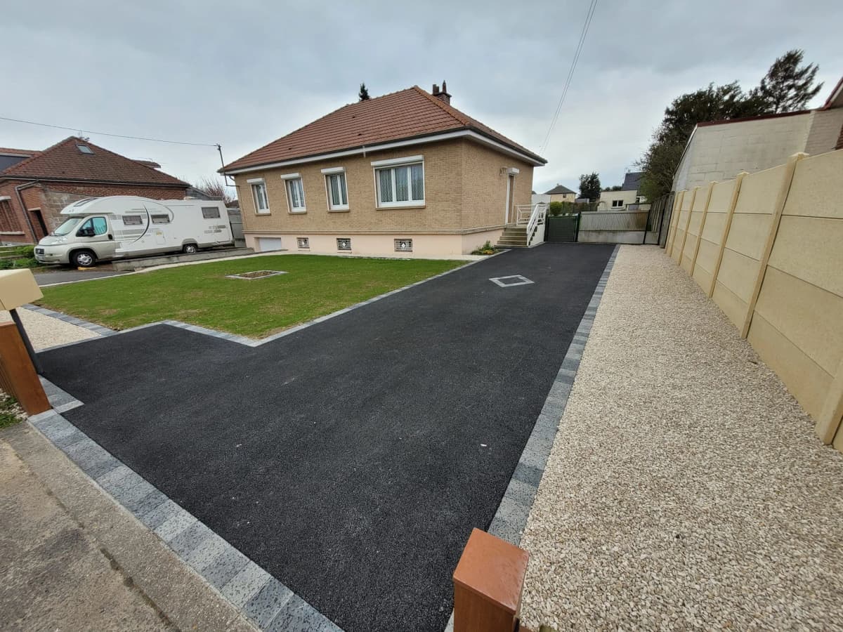 Aménagement complet avant-maison — Enrobé, gravier, clôtures et gazon — Cambrai (59) — photo 3