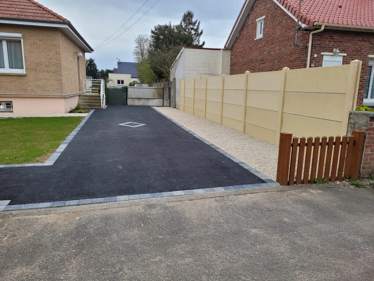 Aménagement complet avant-maison — Enrobé, gravier, clôtures et gazon — Cambrai (59) — photo 4