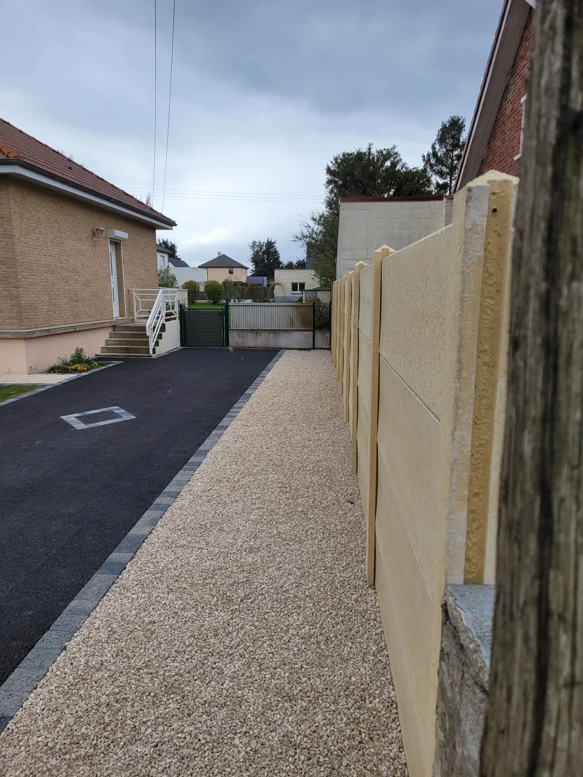Aménagement complet avant-maison — Enrobé, gravier, clôtures et gazon — Cambrai (59) — photo 7