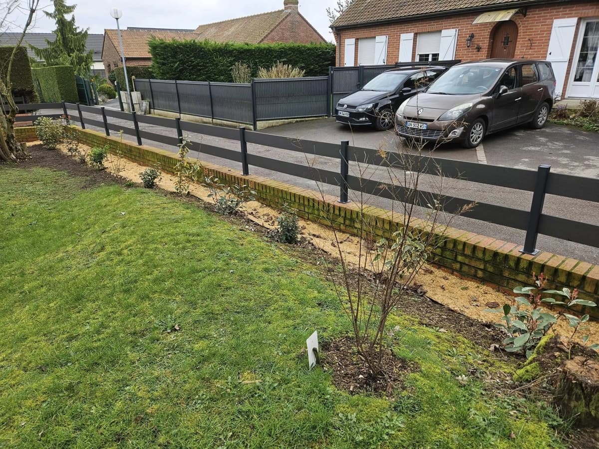Pose d'une clôture ajourée sur muret et plantation d'une haie variée — Cambrai (59) — photo 3