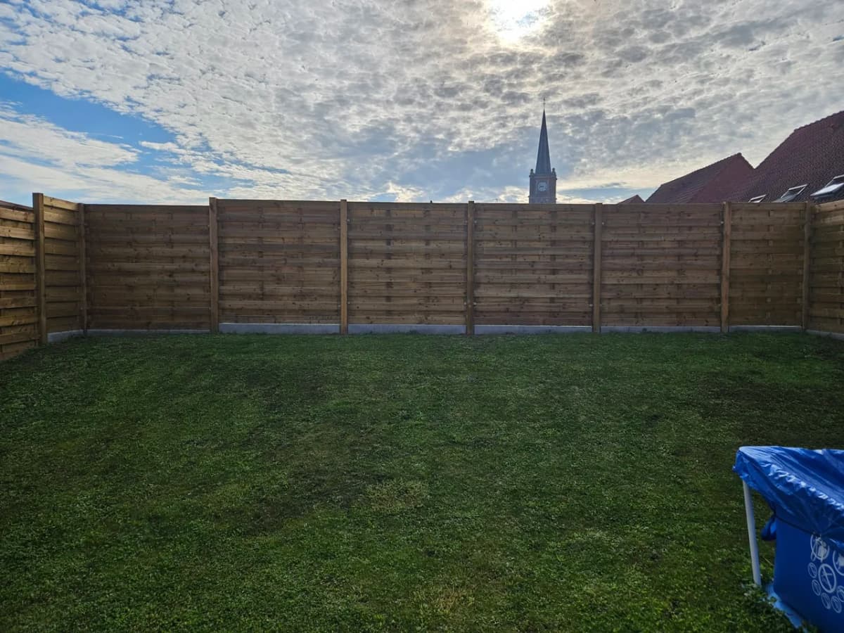 Pose clôture pleine bois avec soubassement béton — Cambrai (59) — photo 2