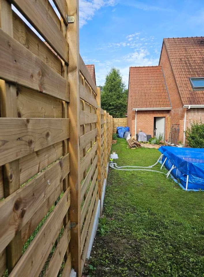 Pose clôture pleine bois avec soubassement béton — Cambrai (59) — photo 3