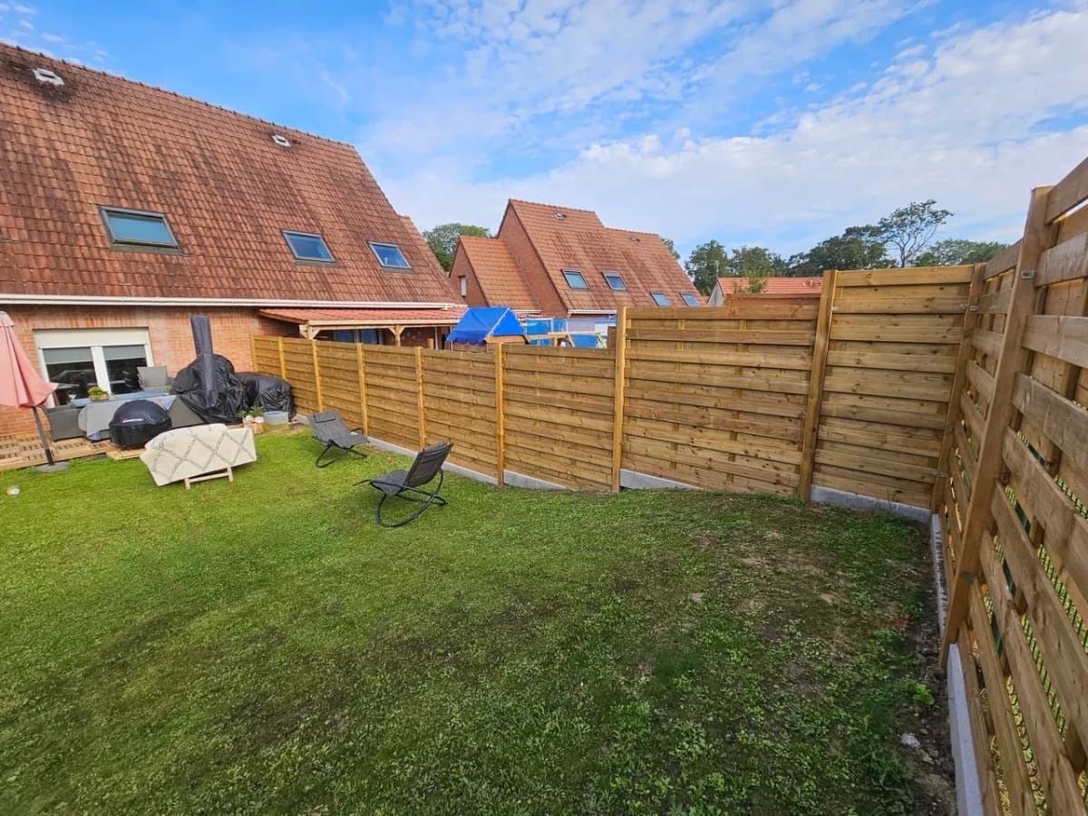Pose clôture pleine bois avec soubassement béton — Cambrai (59) — photo 4