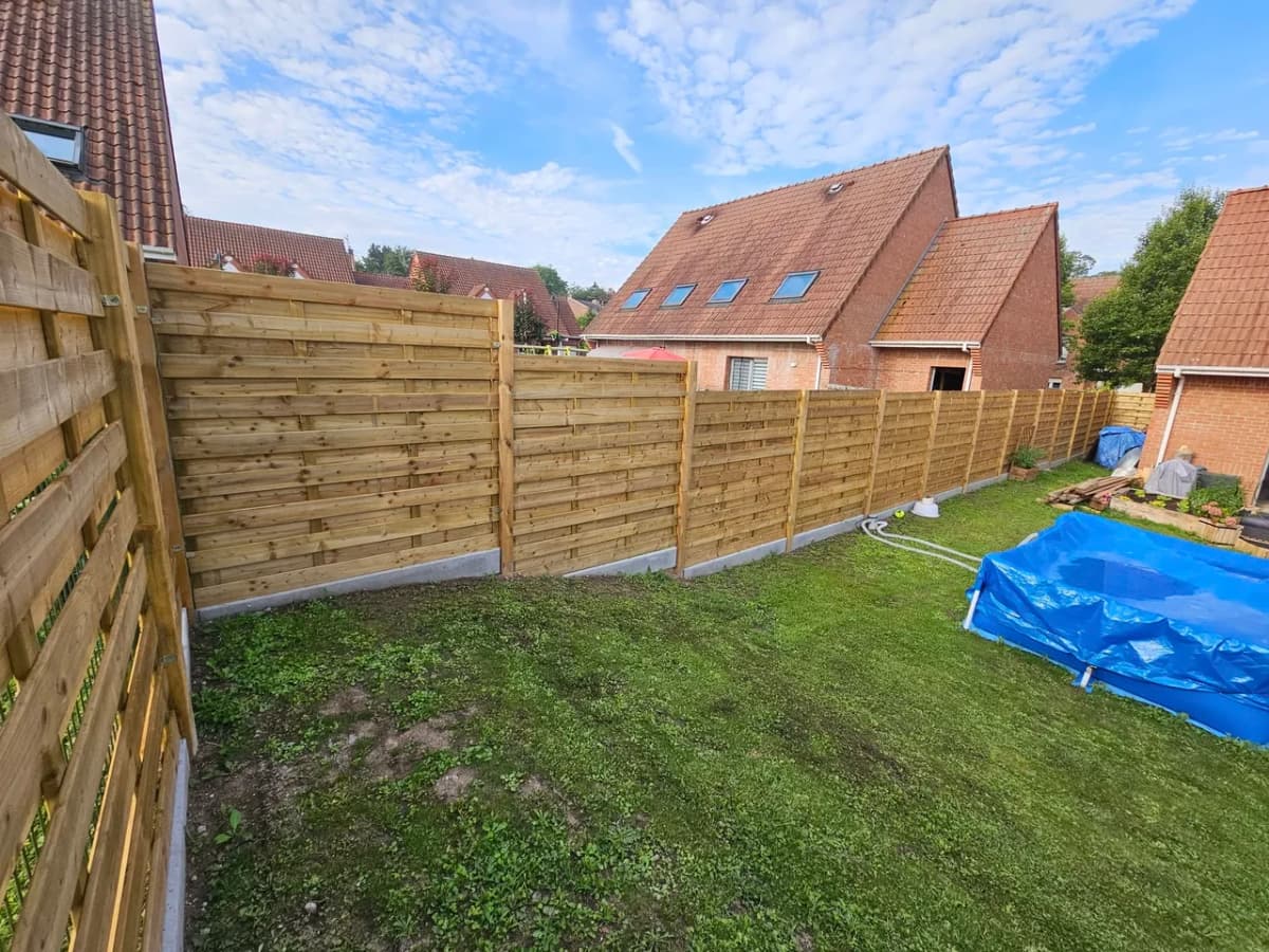 Pose clôture pleine bois avec soubassement béton — Cambrai (59) — photo 5