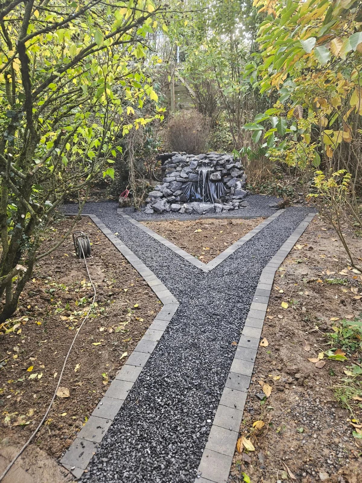 Création d'allée en cailloux bleu, massifs minéraux et bassin — Cambrai (59) — photo 2