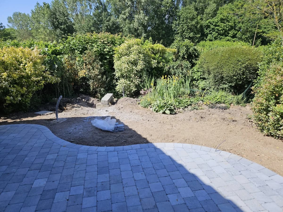 Création d'une terrasse en pavé pierre bleue à Arras (62) — photo 2