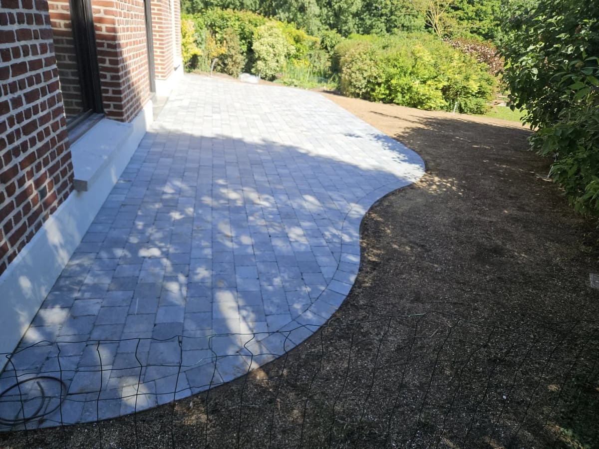 Création d'une terrasse en pavé pierre bleue à Arras (62) — photo 3