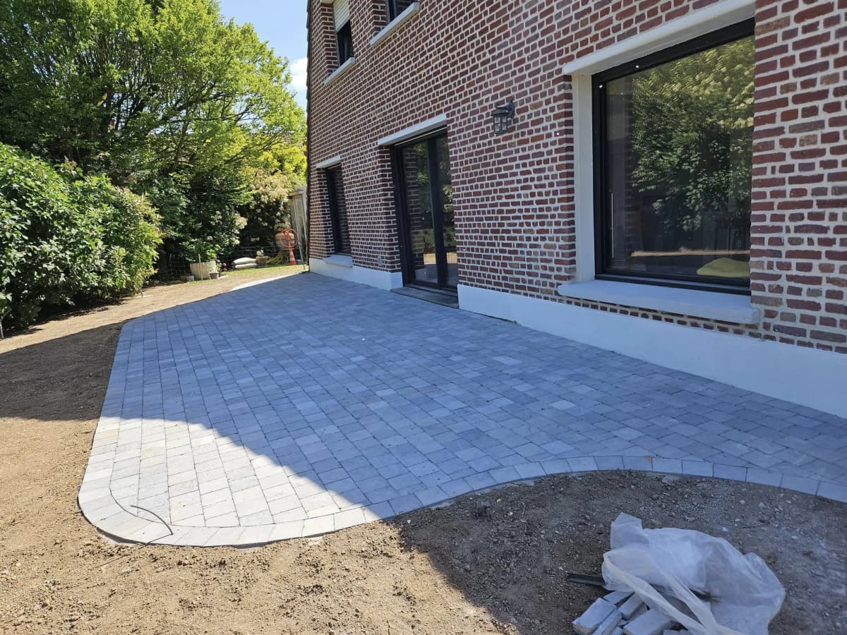 Création d'une terrasse en pavé pierre bleue à Arras (62) — photo 4