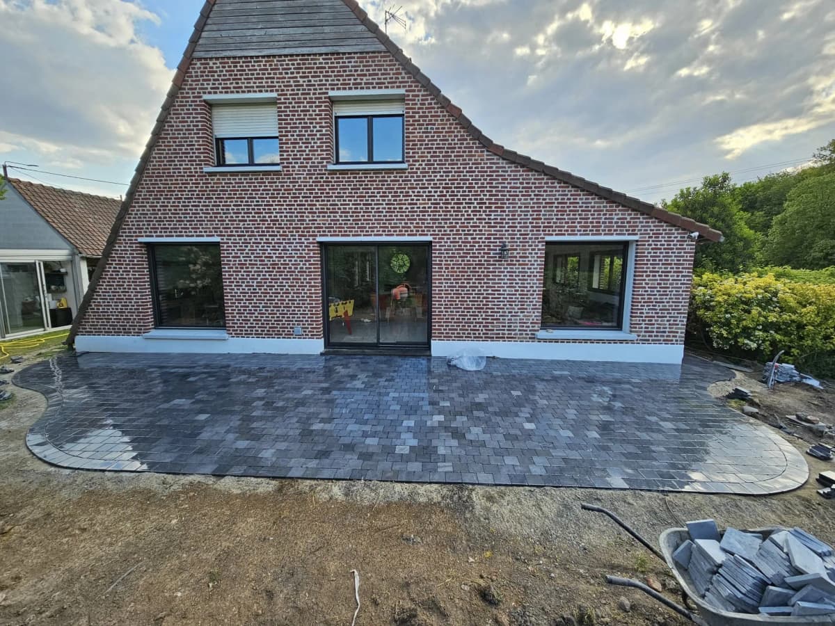 Création d'une terrasse en pavé pierre bleue à Arras (62) — avant travaux