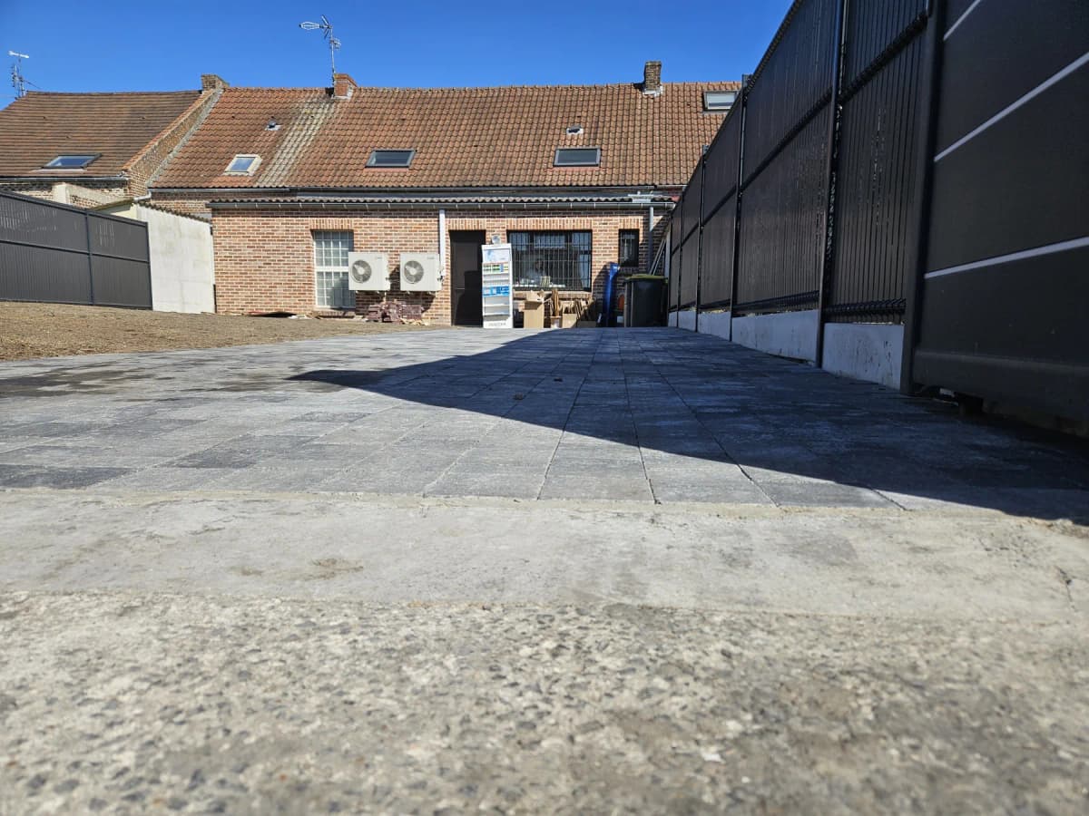 Pavage carrossable en pavé béton à Lens (62) réalisé par Demaesenier Paysages