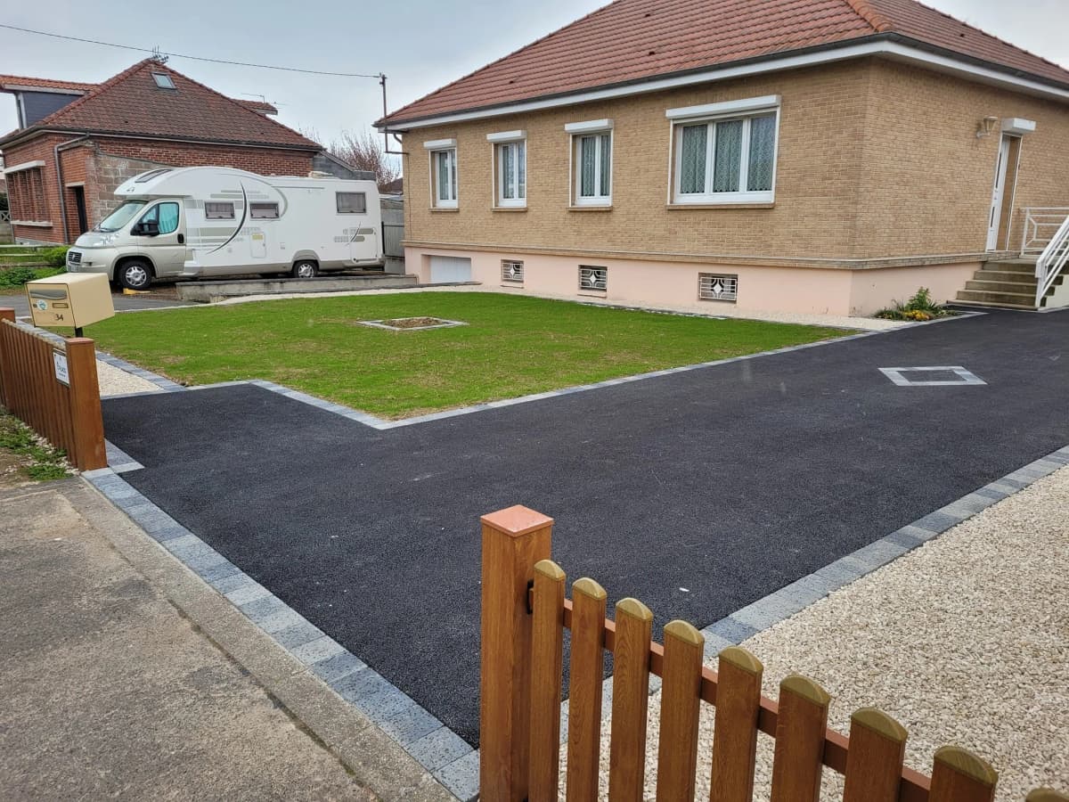 Aménagement complet avant-maison — Enrobé, gravier, clôtures et gazon — Cambrai (59)