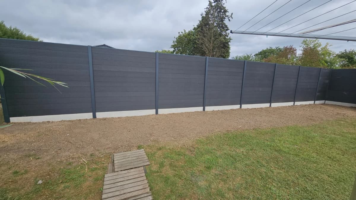 Remplacement d'une haie de thuyas par une clôture composite à Douai (59)