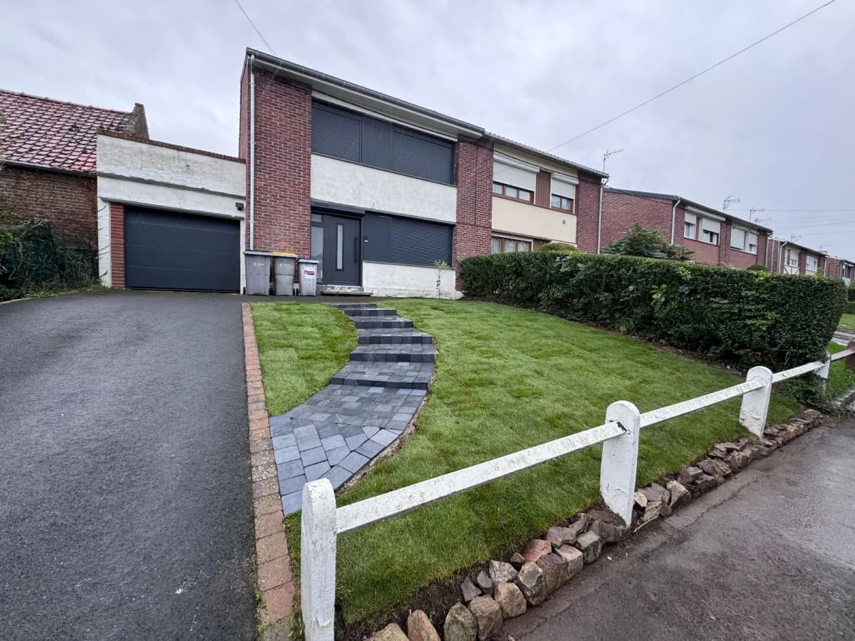 Gazon en rouleau et allée pavée pour un jardin de devant à Hénin-Beaumont (62)