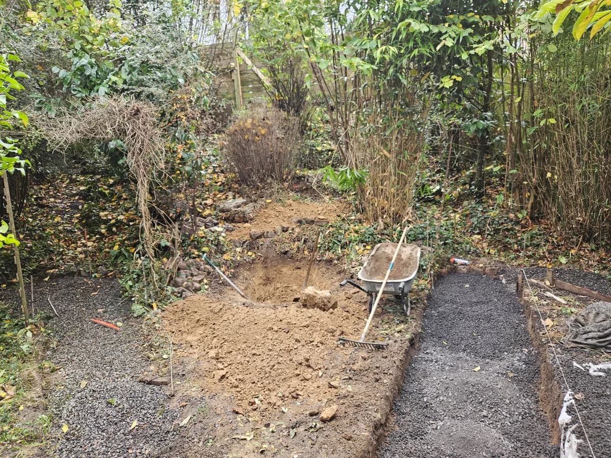 Création d'allée en cailloux bleu, massifs minéraux et bassin — Cambrai (59) — avant travaux