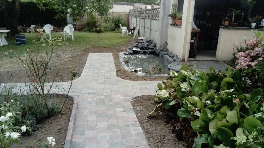 Création d'un bassin et allées en pavé à Douai (59)