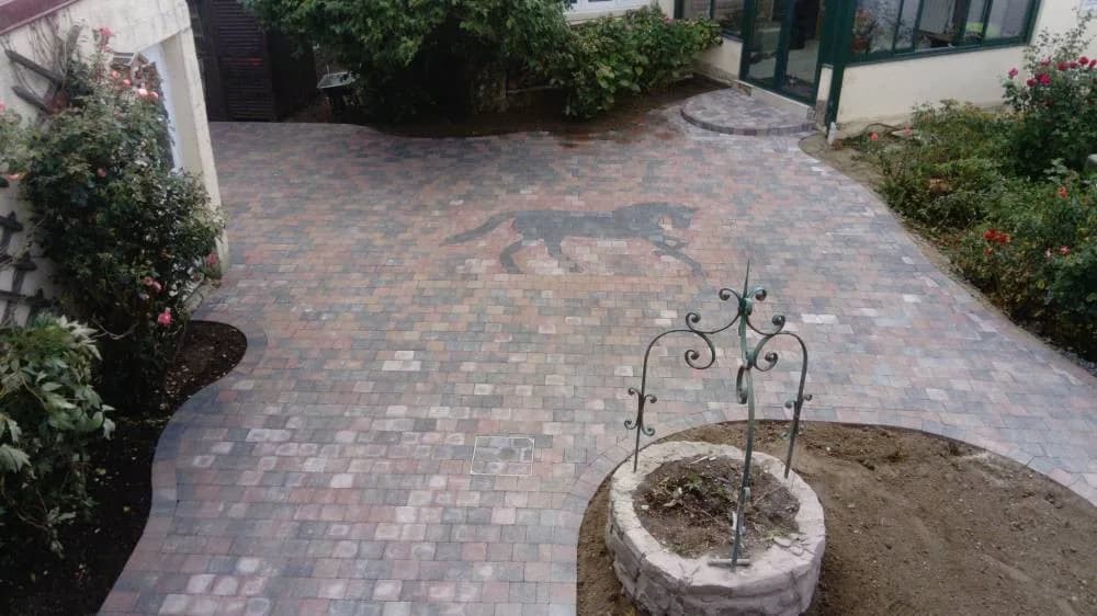 Cour pavée avec motif décoratif de cheval à Douai
