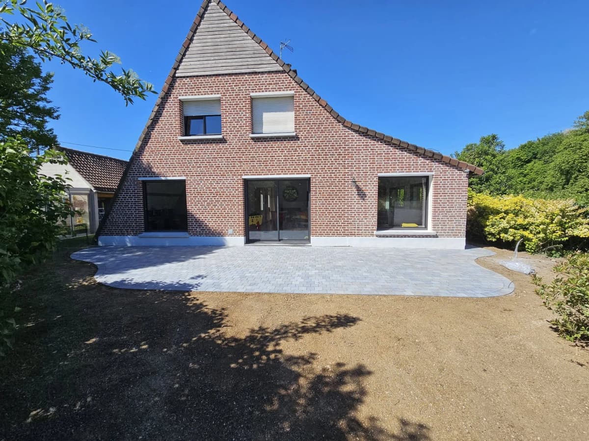 Création d'une terrasse en pavé pierre bleue à Arras (62)